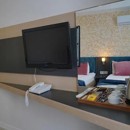 Jura Lara Hotel *